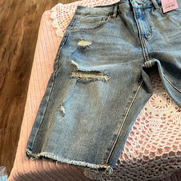 Wild fable medium blue distressed Jean Shorts.  NWT. Size 8. - Picture 5 of 9